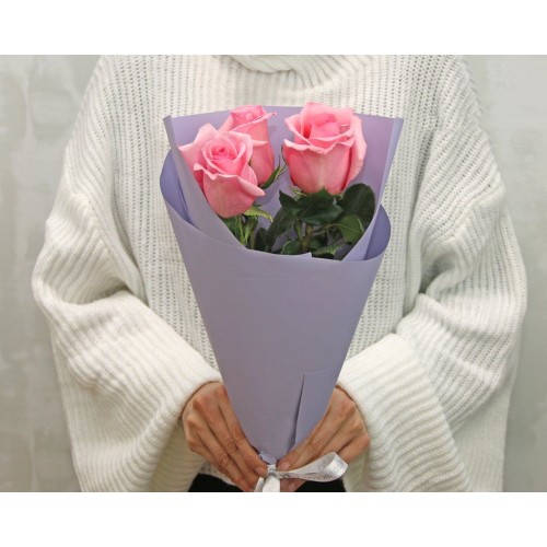 Купить на заказ  3 розовые розы с доставкой в Жаркенте