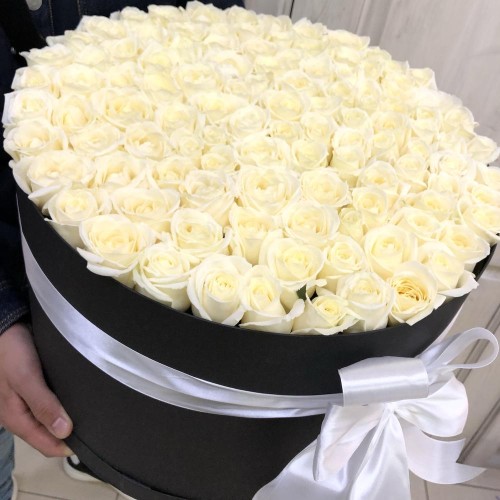 Купить на заказ 101 белая роза в коробке с доставкой в Жаркенте