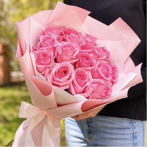 Купить на заказ Букет из 19 розовых роз с доставкой в Жаркенте