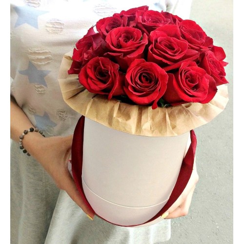 Купить на заказ 11 красных роз в коробке с доставкой в Жаркенте