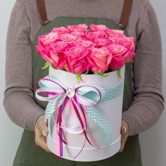 15 розовых роз в коробке
