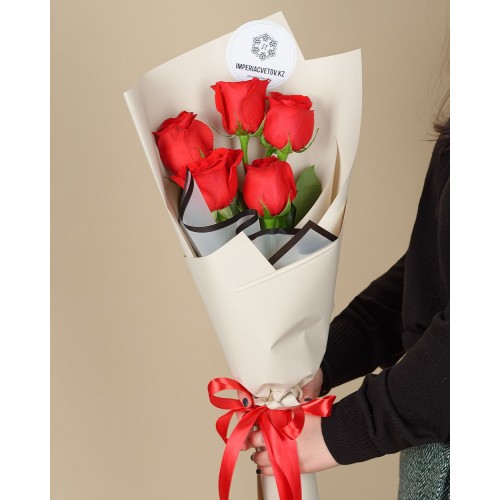 Купить на заказ Букет из 5 красных роз с доставкой в Жаркенте