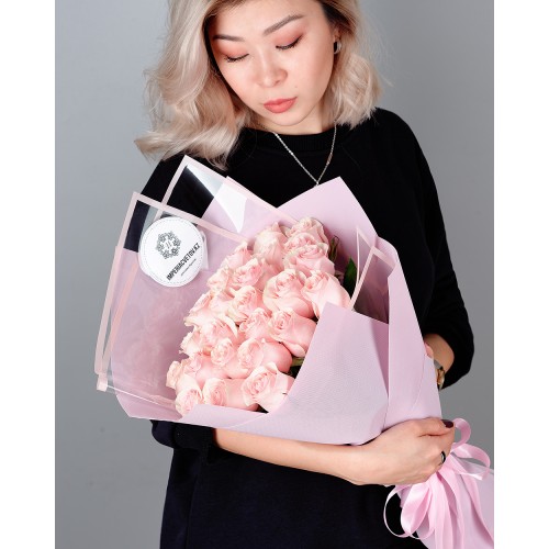 Купить на заказ Букет из 25 розовых роз с доставкой в Жаркенте