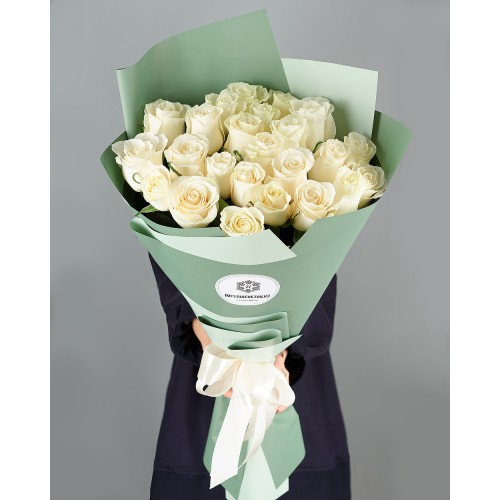 Купить на заказ Букет из 25 белых роз с доставкой в Жаркенте
