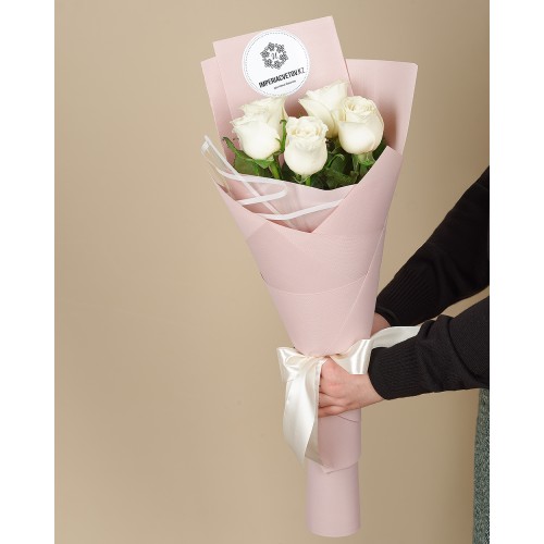 Купить на заказ Букет из 5 белых роз с доставкой в Жаркенте