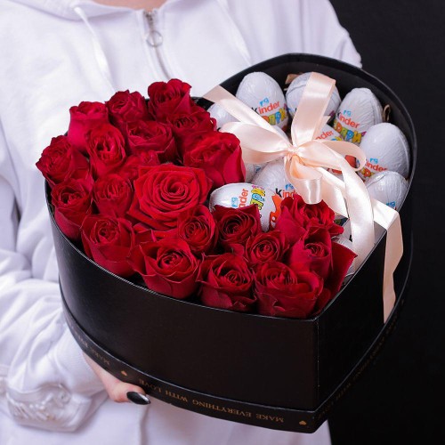 Купить на заказ Коробка роз и киндеров с доставкой в Жаркенте
